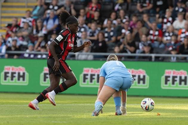 2025 09 05 xJFx Soccer Google Pixel Womens Bundesliga Season 2025 2026 Eintracht Frankfurt SGS Essen v l , Nicole Anyomi Eintracht Frankfurt on the way to 1 0, Goalkeeper Kim Lea Sindermann SGS Essen DFL DFB REGULATIONS PROHIBIT ANY USE OF PHOTOGRAPHS as IMAGE SEQUENCES and or QUASI VIDEO Copyright: JoaquimxFerreira