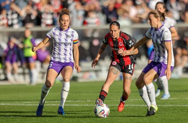DEU, Frankfurt, Eintracht Frankfurt vs SGS Essen, Google Pixel Frauen Bundesliga DFB, Saison 2526, Stadion am Bretanobad, 1 Spieltag, im Bild f l n r Jacqueline Meißner SGS Essen 16 , GÃ raldine Reuteler Eintracht Frankfurt 14 DFB DFL REGULATIONS PROHIBIT ANY USE OF PHOTOGRAPHS AS IMAGE SEQUENCES AND OR QUASI VIDEO, 05 09 2025, Copyright: HMBxMedia HendrikxHamelau