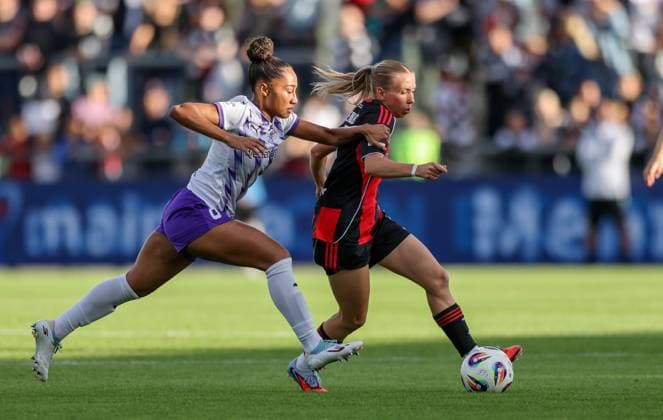 DEU, Frankfurt, Eintracht Frankfurt vs SGS Essen, Google Pixel Frauen Bundesliga DFB, Saison 2526, Stadion am Bretanobad, 1 Spieltag, im Bild f l n r Vanessa Fürst SGS Essen 8 , Elisa Senß Eintracht Frankfurt 6 DFB DFL REGULATIONS PROHIBIT ANY USE OF PHOTOGRAPHS AS IMAGE SEQUENCES AND OR QUASI VIDEO, 05 09 2025, Copyright: HMBxMedia HendrikxHamelau