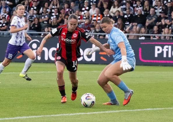 05 09 2025, xsltx, Fußball Google Pixel Frauen Bundesliga, Eintracht Frankfurt SGS Essen v l GÃ raldine Reuteler Eintracht Frankfurt plays around Essen goalkeeper Kim Sindermann SGS Essen and scores to make it 2 0 for Frankfurt, the preparatory work was done by Laura Freigang Eintracht Frankfurt DFL DFB REGULATIONS PROHIBIT ANY USE OF PHOTOGRAPHS as IMAGE SEQUENCES and or QUASI VIDEO