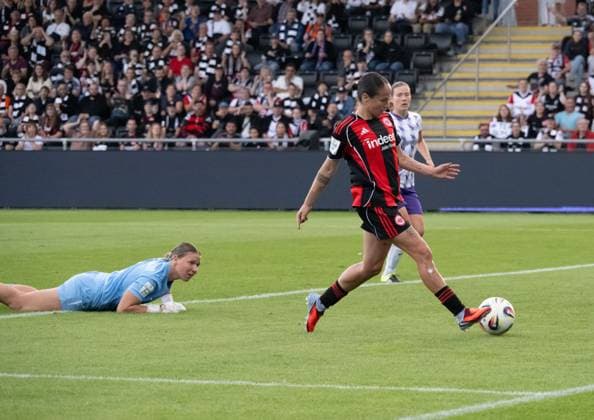 05 09 2025, xsltx, Fußball Google Pixel Frauen Bundesliga, Eintracht Frankfurt SGS Essen v l GÃ raldine Reuteler Eintracht Frankfurt plays around Essen goalkeeper Kim Sindermann SGS Essen and scores to make it 2 0 for Frankfurt, the preparatory work was done by Laura Freigang Eintracht Frankfurt DFL DFB REGULATIONS PROHIBIT ANY USE OF PHOTOGRAPHS as IMAGE SEQUENCES and or QUASI VIDEO