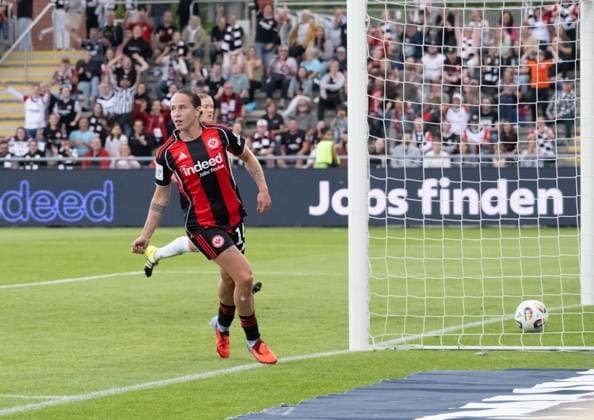 05 09 2025, xsltx, Fußball Google Pixel Frauen Bundesliga, Eintracht Frankfurt SGS Essen v l GÃ raldine Reuteler Eintracht Frankfurt plays around Essen goalkeeper Kim Sindermann SGS Essen and scores to make it 2 0 for Frankfurt, the preparatory work was done by Laura Freigang Eintracht Frankfurt DFL DFB REGULATIONS PROHIBIT ANY USE OF PHOTOGRAPHS as IMAGE SEQUENCES and or QUASI VIDEO