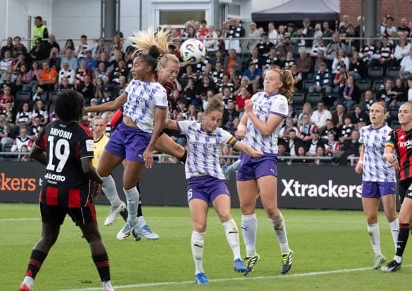 05 09 2025, xsltx, Fußball Google Pixel Frauen Bundesliga, Eintracht Frankfurt SGS Essen 3 v l Amanda Ilestedt Eintracht Frankfurt scores with a header to make it 3 0 DFL DFB REGULATIONS PROHIBIT ANY USE OF PHOTOGRAPHS as IMAGE SEQUENCES and or QUASI VIDEO