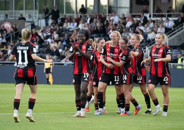 05 09 2025, xsltx, Fußball Google Pixel Frauen Bundesliga, Eintracht Frankfurt SGS Essen 3 v l Amanda Ilestedt Eintracht Frankfurt scored with a header to make it 3 0, the team celebrates the goal DFL DFB REGULATIONS PROHIBIT ANY USE OF PHOTOGRAPHS as IMAGE SEQUENCES and or QUASI VIDEO