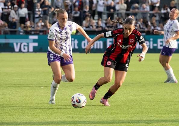 05 09 2025, xsltx, Soccer Google Pixel Women Bundesliga, Eintracht Frankfurt SGS Essen v l Paula Flach SGS Essen , Ereleta Memeti Eintracht Frankfurt DFL DFB REGULATIONS PROHIBIT ANY USE OF PHOTOGRAPHS as IMAGE SEQUENCES and or QUASI VIDEO