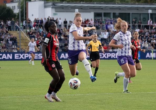 05 09 2025, xsltx, Soccer Google Pixel Women Bundesliga, Eintracht Frankfurt SGS Essen v l Nicole Anyomi Eintracht Frankfurt , Jacqueline Meißner SGS Essen , Laura Pucks SGS Essen DFL DFB REGULATIONS PROHIBIT ANY USE OF PHOTOGRAPHS as IMAGE SEQUENCES and or QUASI VIDEO