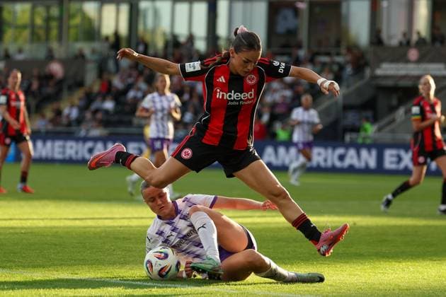 2025 09 05 xJFx Soccer Google Pixel Women Bundesliga Season 2025 2026 Eintracht Frankfurt SGS Essen v l , Ereleta Memeti Eintracht Frankfurt , Paula Flach SGS Essen Zweikampf, Action, Aktion, Battles for the Ball DFL DFB REGULATIONS PROHIBIT ANY USE OF PHOTOGRAPHS as IMAGE SEQUENCES and or QUASI VIDEO Copyright: JoaquimxFerreira