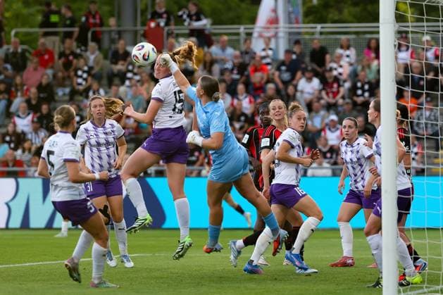 2025 09 05 xJFx Soccer Google Pixel Womens Bundesliga Season 2025 2026 Eintracht Frankfurt SGS Essen v l , Action in the penalty area around goalkeeper Kim Sindermann SGS Essen DFL DFB REGULATIONS PROHIBIT ANY USE OF PHOTOGRAPHS as IMAGE SEQUENCES and or QUASI VIDEO Copyright: JoaquimxFerreira
