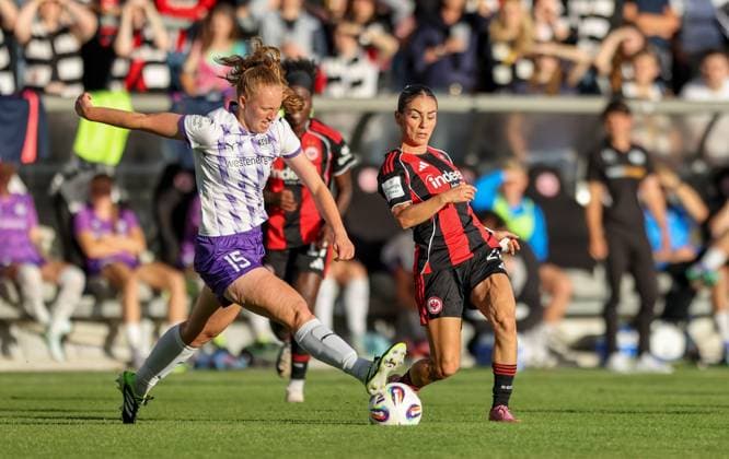 DEU, Frankfurt, Eintracht Frankfurt vs SGS Essen, Google Pixel Frauen Bundesliga DFB, Saison 2526, Stadion am Bretanobad, 1 Spieltag, im Bild v l n r Laura Pucks SGS Essen 15 , Erà leta Memeti Eintracht Frankfurt 27 DFB DFL REGULATIONS PROHIBIT ANY USE OF PHOTOGRAPHS AS IMAGE SEQUENCES AND OR QUASI VIDEO, 05 09 2025, Copyright: HMBxMedia HendrikxHamelau