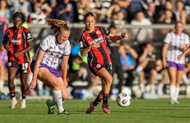 DEU, Frankfurt, Eintracht Frankfurt vs SGS Essen, Google Pixel Frauen Bundesliga DFB, Saison 2526, Stadion am Bretanobad, 1 Spieltag, im Bild v l n r Laura Pucks SGS Essen 15 , Erà leta Memeti Eintracht Frankfurt 27 DFB DFL REGULATIONS PROHIBIT ANY USE OF PHOTOGRAPHS AS IMAGE SEQUENCES AND OR QUASI VIDEO, 05 09 2025, Copyright: HMBxMedia HendrikxHamelau