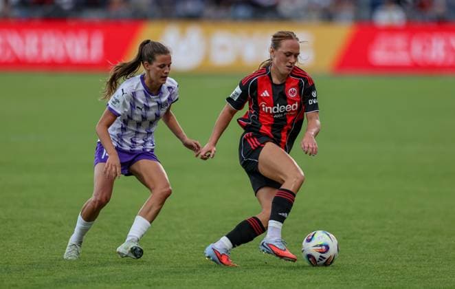 DEU, Frankfurt, Eintracht Frankfurt vs SGS Essen, Google Pixel Frauen Bundesliga DFB, Saison 2526, Stadion am Bretanobad, 1 Spieltag, im Bild f l n r Shari Van Belle SGS Essen 14 , Lisanne Gräwe Eintracht Frankfurt 8 DFB DFL REGULATIONS PROHIBIT ANY USE OF PHOTOGRAPHS AS IMAGE SEQUENCES AND OR QUASI VIDEO, 05 09 2025, Copyright: HMBxMedia HendrikxHamelau