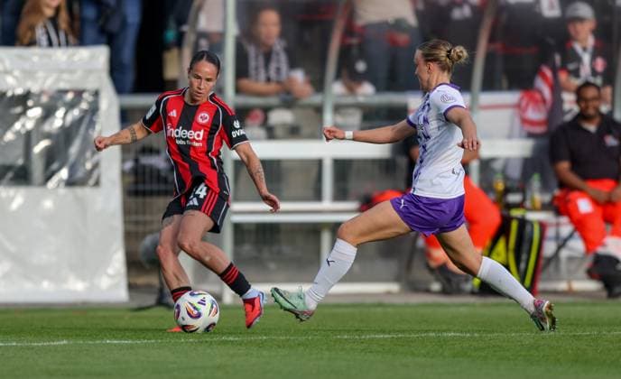DEU, Frankfurt, Eintracht Frankfurt vs SGS Essen, Google Pixel Frauen Bundesliga DFB, Saison 2526, Stadion am Bretanobad, 1 Spieltag, im Bild v l n r GÃ raldine Reuteler Eintracht Frankfurt 14 , Paula Flach SGS Essen 5 DFB DFL REGULATIONS PROHIBIT ANY USE OF PHOTOGRAPHS AS IMAGE SEQUENCES AND OR QUASI VIDEO, 05 09 2025, Copyright: HMBxMedia HendrikxHamelau