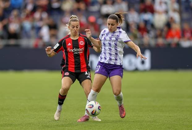DEU, Frankfurt, Eintracht Frankfurt vs SGS Essen, Google Pixel Frauen Bundesliga DFB, Saison 2526, Stadion am Bretanobad, 1 Spieltag, im Bild f l n r Nina Lührßen Eintracht Frankfurt 11 , Leonie Köpp SGS Essen 20 DFB DFL REGULATIONS PROHIBIT ANY USE OF PHOTOGRAPHS AS IMAGE SEQUENCES AND OR QUASI VIDEO, 05 09 2025, Copyright: HMBxMedia HendrikxHamelau