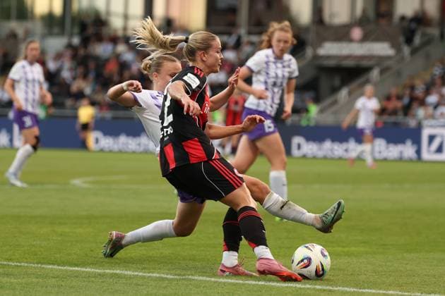 2025 09 05 xJFx Soccer Google Pixel Women Bundesliga Season 2025 2026 Eintracht Frankfurt SGS Essen v l ,Paula Flach SGS Essen , Nadine Andrina Riesen Eintracht Frankfurt , Zweikampf, Action, Aktion, Battles for the Ball DFL DFB REGULATIONS PROHIBIT ANY USE OF PHOTOGRAPHS as IMAGE SEQUENCES and or QUASI VIDEO Copyright: JoaquimxFerreira