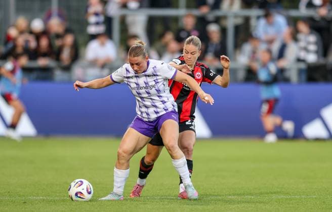 DEU, Frankfurt, Eintracht Frankfurt vs SGS Essen, Google Pixel Frauen Bundesliga DFB, Saison 2526, Stadion am Bretanobad, 1 Spieltag, im Bild f l n r Ramona Maier SGS Essen 9 , Nadine Riesen Eintracht Frankfurt 22 DFB DFL REGULATIONS PROHIBIT ANY USE OF PHOTOGRAPHS AS IMAGE SEQUENCES AND OR QUASI VIDEO, 05 09 2025, Copyright: HMBxMedia HendrikxHamelau