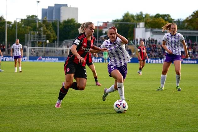 Nadine Riesen ( 22 Frankfurt ) Paula Flach ( 5 Essen ) during the Google Pixel Frauen-Bundesliga match between Eintracht Frankfurt and SGS Essen at Stadion am Brentanobad Park, Frankfurt. Copyright: xJuliaxKneisslx xSPPx Sportspressphoto_SPR20398