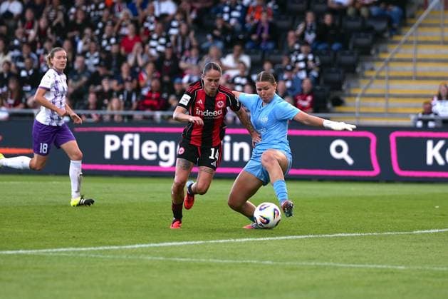 Geraldine Reuteler ( 14 Frankfurt ) Kim Sindermann ( 1 Essen ) during the Google Pixel Frauen-Bundesliga match between Eintracht Frankfurt and SGS Essen at Stadion am Brentanobad Park, Frankfurt. Copyright: xJuliaxKneisslx xSPPx Sportspressphoto_SPR20402