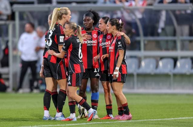 DEU, Frankfurt, Eintracht Frankfurt vs SGS Essen, Google Pixel Frauen Bundesliga DFB, Saison 2526, Stadion am Bretanobad, 1 Spieltag, im Bild GÃ raldine Reuteler Eintracht Frankfurt 14 erzielt das Tor zum 4 0, Jubel mit dem Team DFB DFL REGULATIONS PROHIBIT ANY USE OF PHOTOGRAPHS AS IMAGE SEQUENCES AND OR QUASI VIDEO, 05 09 2025, Copyright: HMBxMedia HendrikxHamelau