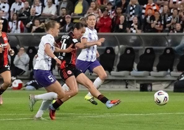 05 09 2025, xsltx, Soccer Google Pixel Women Bundesliga, Eintracht Frankfurt SGS Essen 2 v l GÃ raldine Reuteler Eintracht Frankfurt scores 4 0 DFL DFB REGULATIONS PROHIBIT ANY USE OF PHOTOGRAPHS as IMAGE SEQUENCES and or QUASI VIDEO