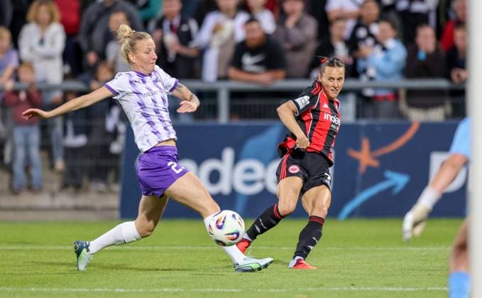 DEU, Frankfurt, Eintracht Frankfurt vs SGS Essen, Google Pixel Frauen Bundesliga DFB, Saison 2526, Stadion am Bretanobad, 1 Spieltag, im Bild f l n r Julia Debitzki SGS Essen 23 , Hayley Raso Eintracht Frankfurt 7 DFB DFL REGULATIONS PROHIBIT ANY USE OF PHOTOGRAPHS AS IMAGE SEQUENCES AND OR QUASI VIDEO, 05 09 2025, Copyright: HMBxMedia HendrikxHamelau