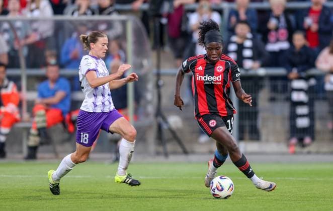 DEU, Frankfurt, Eintracht Frankfurt vs SGS Essen, Google Pixel Frauen Bundesliga DFB, Saison 2526, Stadion am Bretanobad, 1 Spieltag, im Bild f l n r Lena Ostermeier SGS Essen 18 , Nicole Anyomi Eintracht Frankfurt 19 DFB DFL REGULATIONS PROHIBIT ANY USE OF PHOTOGRAPHS AS IMAGE SEQUENCES AND OR QUASI VIDEO, 05 09 2025, Copyright: HMBxMedia HendrikxHamelau
