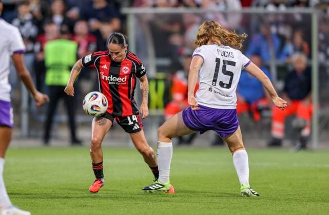 DEU, Frankfurt, Eintracht Frankfurt vs SGS Essen, Google Pixel Frauen Bundesliga DFB, Saison 2526, Stadion am Bretanobad, 1 Spieltag, im Bild v l n r GÃ raldine Reuteler Eintracht Frankfurt 14 , Laura Pucks SGS Essen 15 DFB DFL REGULATIONS PROHIBIT ANY USE OF PHOTOGRAPHS AS IMAGE SEQUENCES AND OR QUASI VIDEO, 05 09 2025, Copyright: HMBxMedia HendrikxHamelau