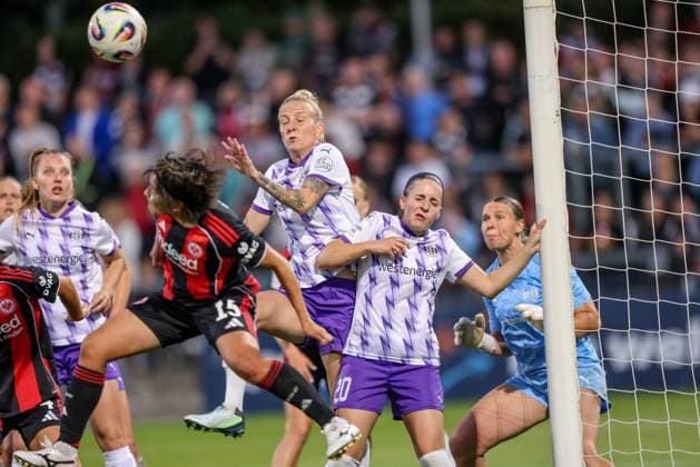 DEU, Frankfurt, Eintracht Frankfurt vs SGS Essen, Google Pixel Frauen Bundesliga DFB, Saison 2526, Stadion am Bretanobad, 1 Spieltag, im Bild f l n r Remina Chiba Eintracht Frankfurt 15 , Leonie Köpp SGS Essen 20 DFB DFL REGULATIONS PROHIBIT ANY USE OF PHOTOGRAPHS AS IMAGE SEQUENCES AND OR QUASI VIDEO, 05 09 2025, Copyright: HMBxMedia HendrikxHamelau