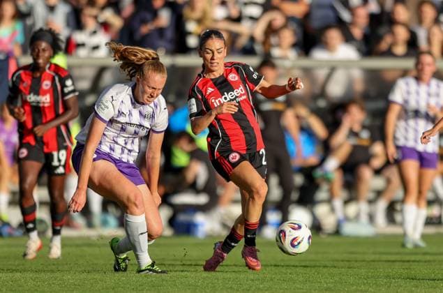 DEU, Frankfurt, Eintracht Frankfurt vs SGS Essen, Google Pixel Frauen Bundesliga DFB, Saison 2526, Stadion am Bretanobad, 1 Spieltag, im Bild v l n r Laura Pucks SGS Essen 15 , Erà leta Memeti Eintracht Frankfurt 27 DFB DFL REGULATIONS PROHIBIT ANY USE OF PHOTOGRAPHS AS IMAGE SEQUENCES AND OR QUASI VIDEO, 05 09 2025, Copyright: HMBxMedia HendrikxHamelau