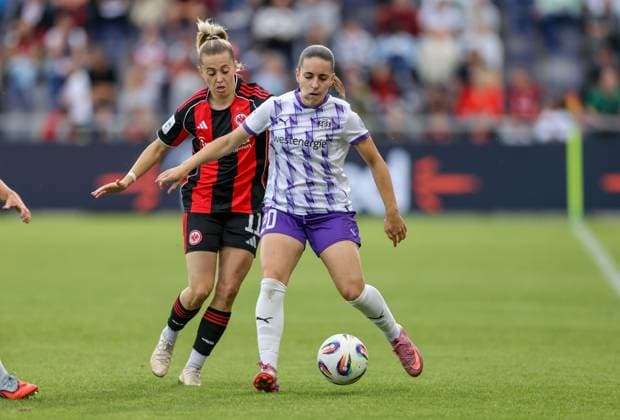 DEU, Frankfurt, Eintracht Frankfurt vs SGS Essen, Google Pixel Frauen Bundesliga DFB, Saison 2526, Stadion am Bretanobad, 1 Spieltag, im Bild f l n r Nina Lührßen Eintracht Frankfurt 11 , Leonie Köpp SGS Essen 20 DFB DFL REGULATIONS PROHIBIT ANY USE OF PHOTOGRAPHS AS IMAGE SEQUENCES AND OR QUASI VIDEO, 05 09 2025, Copyright: HMBxMedia HendrikxHamelau