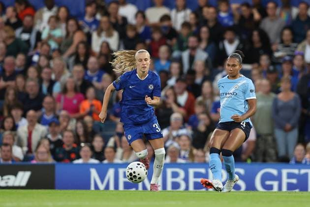 5th September 2025; Stamford Bridge, London, England: Womens Super League Football, Chelsea versus Manchester City Women; Jade Rose of Manchester City passes away from Aggie Beever-Jones of Chelsea  KatiexChan