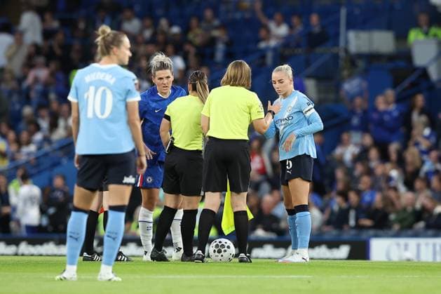 5th September 2025; Stamford Bridge, London, England: Womens Super League Football, Chelsea versus Manchester City Women; Pre-match coin toss  KatiexChan