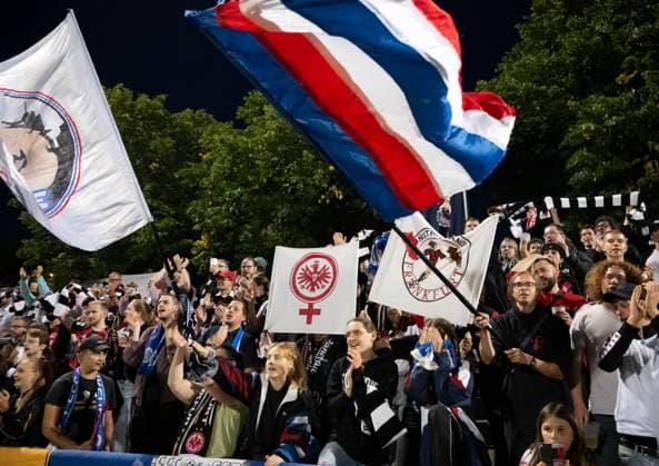05 09 2025, xsltx, Soccer Google Pixel Women Bundesliga, Eintracht Frankfurt SGS Essen v l SGE cheering with the fans after the 5 0 against Essen DFL DFB REGULATIONS PROHIBIT ANY USE OF PHOTOGRAPHS as IMAGE SEQUENCES and or QUASI VIDEO