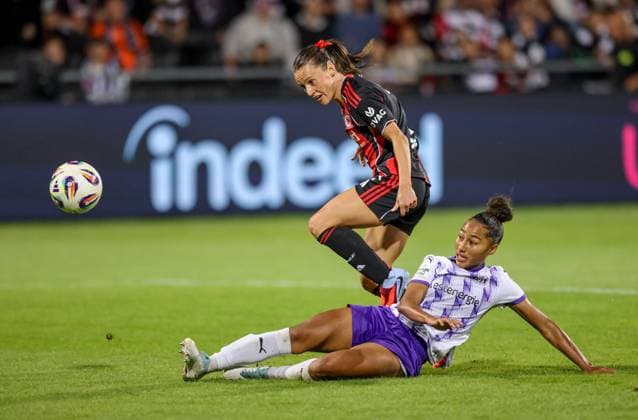 DEU, Frankfurt, Eintracht Frankfurt vs SGS Essen, Google Pixel Frauen Bundesliga DFB, Saison 2526, Stadion am Bretanobad, 1 Spieltag, im Bild Hayley Raso Eintracht Frankfurt 7 , Vanessa Fürst SGS Essen 8 DFB DFL REGULATIONS PROHIBIT ANY USE OF PHOTOGRAPHS AS IMAGE SEQUENCES AND OR QUASI VIDEO, 05 09 2025, Copyright: HMBxMedia HendrikxHamelau