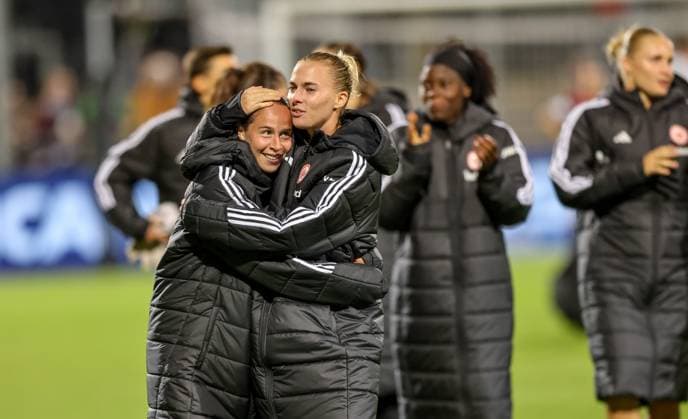DEU, Frankfurt, Eintracht Frankfurt vs SGS Essen, Google Pixel Frauen Bundesliga DFB, Saison 2526, Stadion am Bretanobad, 1 Spieltag, im Bild Eintracht Frankfurt schlägt Essen mit 5 0 und jubel, Freude und Jubel , GÃ raldine Reuteler Eintracht Frankfurt 14 und Laura Freigang Eintracht Frankfurt 10 DFB DFL REGULATIONS PROHIBIT ANY USE OF PHOTOGRAPHS AS IMAGE SEQUENCES AND OR QUASI VIDEO, 05 09 2025, Copyright: HMBxMedia HendrikxHamelau
