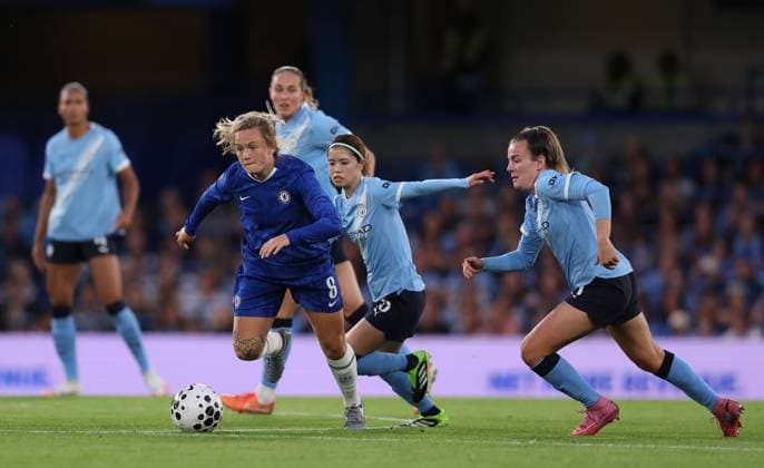 London, England, 5th September 2025. Erin Cuthbert of Chelsea with the ball ahead Yui Hasegawa (C) and Lauren Hemp of Manchester City during the Chelsea Women vs Manchester City Women Barclay s Women s Super League match at Stamford Bridge, London. Picture credit should read: Paul Terry Sportimage EDITORIAL USE ONLY. No use with unauthorised audio, video, data, fixture lists, club league logos or live services. Online in-match use limited to 120 images, no video emulation. No use in betting, games or single club league player publications. SPI_009_PT_Chelsea_W_Man_City_W SPI-4112-0009