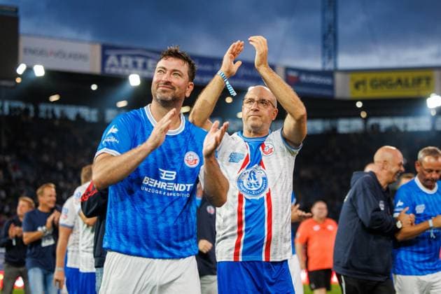 Nach dem Spiel bei einer Ehrenrunde links Kapitän: Marten Marteria Laciny (Team Marteria) mit Kapitän: Stefan Paule Beinlich (Team Paule) ; GER, FC Hansa Rostock Benefizspiel Marteria gegen Paule, Fußball, Männer, Gemeinsam für die Flutlichtmasten, 05.09.2025 Rostock Ostseestadion Mecklenburg - Vorpommern Deutschland *** After the match, captain Marten Marteria Laciny Team Marteria with captain Stefan Paule Beinlich Team Paule GER, FC Hansa Rostock charity match Marteria vs Paule, soccer, men, Together for the floodlight masts, 05 09 2025 Rostock Ostseestadion Mecklenburg Vorpommern Germany
