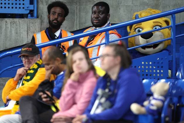 Chelsea gegen Man City Women 5. September 2025, London Barclay™s Women™s Super League Fußball Chelsea gegen Manchester City Women Chelsea-Maskottchen Bridget verfolgt die letzten Minuten der ersten Halbzeit von hinter der Bande aus Foto Charlotte Wilson Offside London UK  Copyright: xCharlottexWilsonx xOffsidexOffside