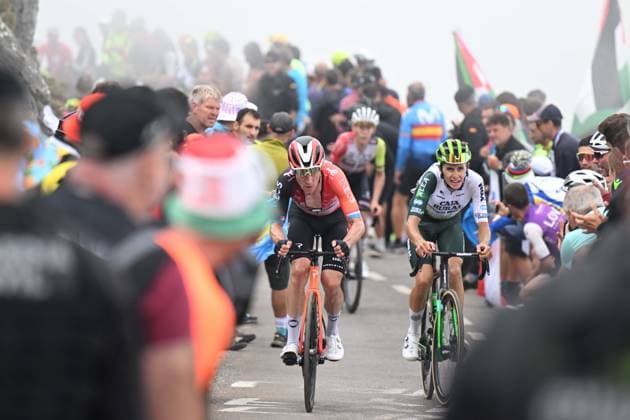05-09-2025 Vuelta A Espana; Tappa 13 Cabezon De La Sal - Alto De L angliru; 2025, Ineos Grenadiers; 2025, Caja Rural - Seguros Rga; Jungels, Bob; Guardeno Romano, Jaume; Alto De L angliru; 
