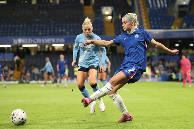 5th September 2025; Stamford Bridge, London, England: Womens Super League Football, Chelsea versus Manchester City Women; Ellie Carpenter of Chelsea passes away from Alex Greenwood of Manchester City  KatiexChan