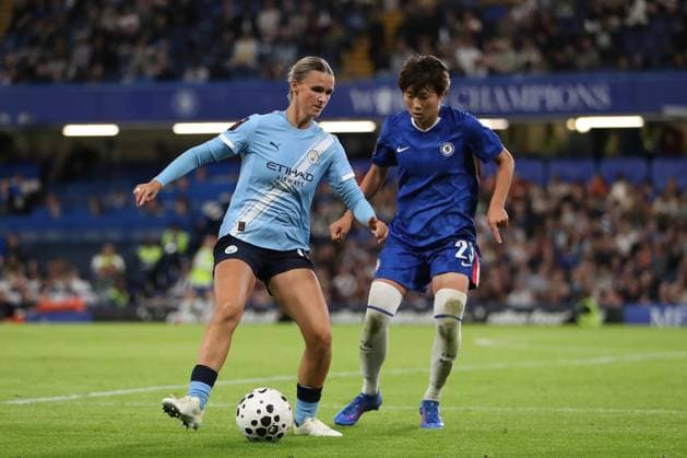 5th September 2025; Stamford Bridge, London, England: Womens Super League Football, Chelsea versus Manchester City Women; Kerstin Casparij of Manchester City and Maika Hamano of Chelsea  KatiexChan