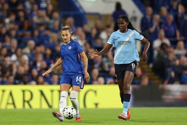 5th September 2025; Stamford Bridge, London, England: Womens Super League Football, Chelsea versus Manchester City Women; Nathalie Bjorn of Chelsea plays the ball away from Khadija Shaw of Manchester City  KatiexChan