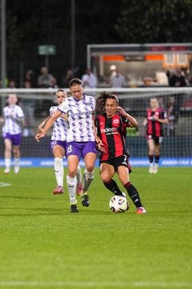 Hayley Raso ( 7 Frankfurt ) Lena Ostermeier ( 18 Essen ) during the Google Pixel Frauen-Bundesliga match between Eintracht Frankfurt and SGS Essen at Stadion am Brentanobad Park, Frankfurt. Copyright: xJuliaxKneisslx xSPPx Sportspressphoto_SPR20631