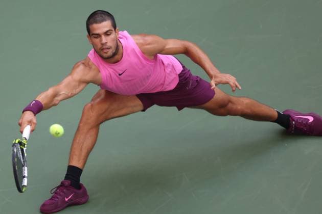 September 5, 2025, New York City, New York, USA: CARLOS ALCARAZ of Spain reaches for a shot during the match against N. Djokovic of Serbia in the semifinal of US Open 2025 at the USTA Billie Jean King National Tennis Center. Alcaraz won 6:4 7:6 6:2. New York USA - ZUMAc278 20250905_zsp_c278_022 Copyright: xMarcinxCholewinskix