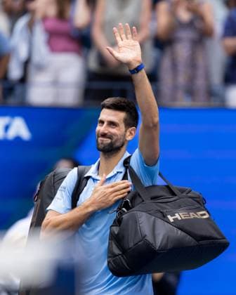 Novak Djokovic SRB says goodbye to the crowd, fans after the defeat, US Open Championships 2023, USTA Billie Jean King National Tennis Center, Flushing Meadows, New York, USA Copyright: xJuergenxHasenkopfx