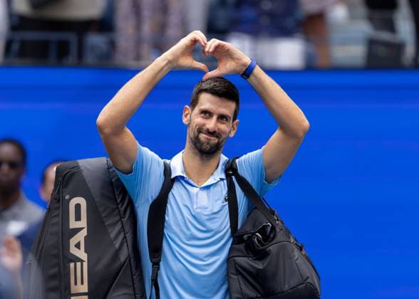 Novak Djokovic SRB says goodbye to the crowd, fans after the defeat, US Open Championships 2023, USTA Billie Jean King National Tennis Center, Flushing Meadows, New York, USA Copyright: xJuergenxHasenkopfx