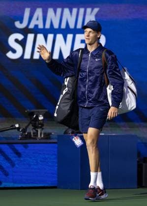 Jannik Sinner ITA enters the court before the start of the match, US Open Championships 2023, USTA Billie Jean King National Tennis Center, Flushing Meadows, New York, USA Copyright: xJuergenxHasenkopfx