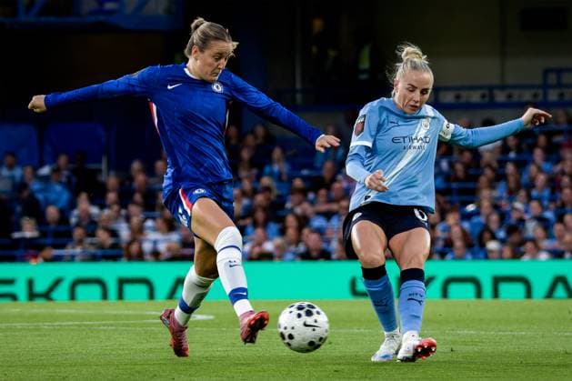 London, England, September 05 2025: Wieke Kaptein (18 Chelsea) and Alex Greenwood (5 Manchester City) in action during the Womens Super League game between Chelsea and Manchester City at Stamford Bridge in London, England. (Photo by Pedro Porru Sports Press Photo SPP) Copyright: xPedroxPorrux xSPPx Sportspressphoto_SPR20779
