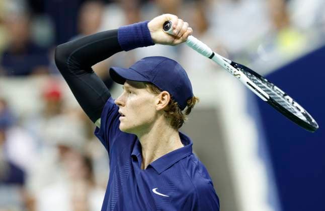 Jannik Sinner of Italy returns the ball to Felix Auger-Aliassime of Canada in the 3rd set in a Men s semifinal match at the 2025 US Open Tennis Championship at the USTA Billie Jean King National Tennis Center in New York City on Friday, September 5, 2025.  NYP20250905818 JOHNxANGELILLO