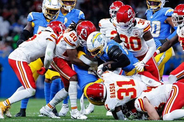 Cam Hart of the Los Angeles Chargers (C) and Nohl Williams of the Kansas City Chiefs (L) during the 2025 NFL, American Football Herren, USA Game between Kansas City Chiefs and Los Angeles Chargers on September 04, 2025 at Neo Qumica Arena in Sao Paulo, Brazil. (Photo by Karen Fontes Sports Press Photo)  Copyright: xKarenxFontesx Sportspressphoto_SPR20791