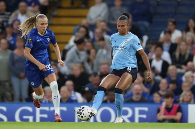 . - Chelsea Women v Manchester City Women, Women™s Super League, Stamford Bridge Stadium, London, England. - 5th September 2025. (C) Daniel Weir Crystal Pix Jade Rose of Manchester City Women battles for the ball with Aggie Beever-Jones of Chelsea Women. - Chelsea Women v Manchester City Women, Women™s Super League, Stamford Bridge Stadium, London, England. - 5th September 2025. (C) Daniel Weir Crystal Pix London Stamford Bridge Stadium United Kingdom Copyright: xDanielxWeirx CP_Chelsea_Women_Manchester_City_Women_12
